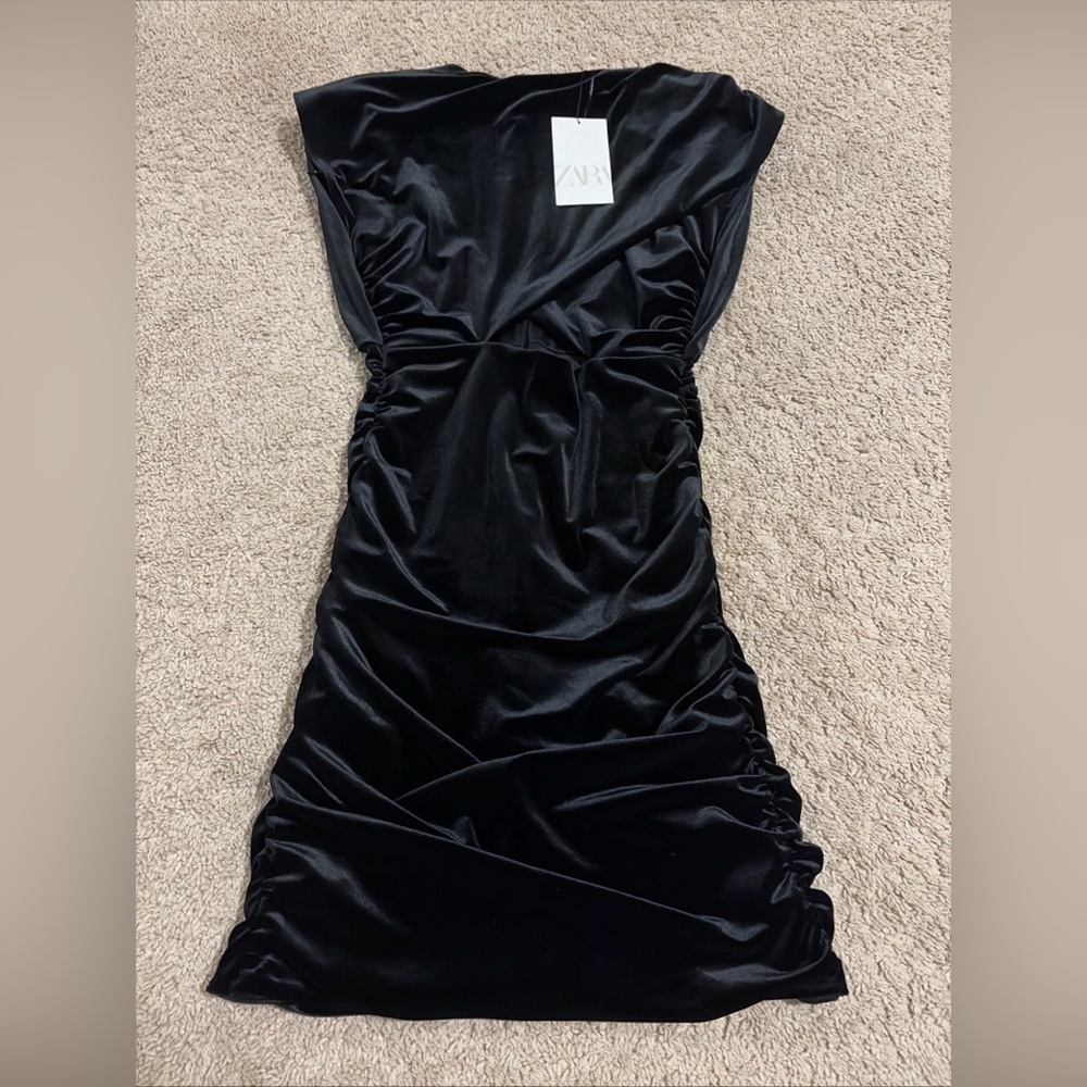 NWT Zara Black Velvet Ruched Mini Dress Shoulder Pads Size Medium Cut Out - Picture 2 of 10